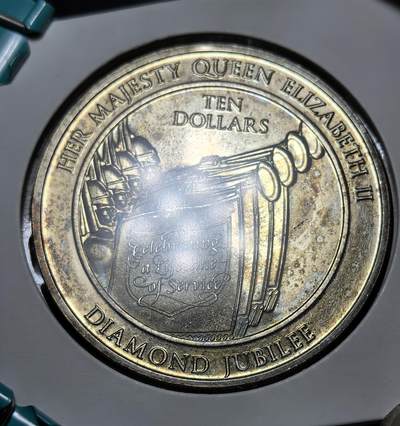 外国优质银币克朗币纪念章，每周六晚九点倒数截拍，满百包邮可寄存，持续收拍 - 斐济2012年伊丽莎白二世登基钻禧 10 元纪念币，正面为女王头像，背面以仪仗与铭文纪念其在位 60 周年，见证英联邦王室与斐济的历史联结。