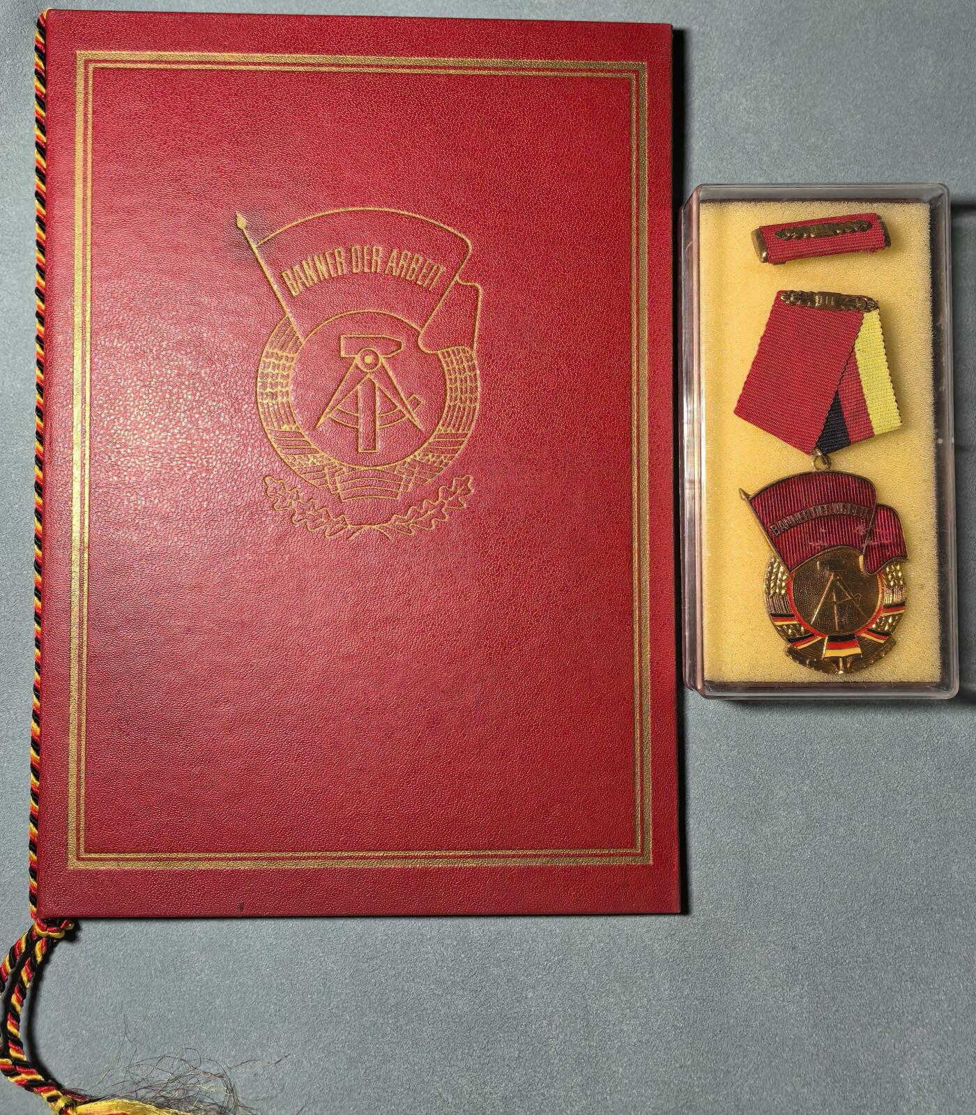 盛世勋华——号角文化勋章邮票专场拍卖第312期 东德三级劳动旗帜勋章 原盒原略带1986年豪华大证书 带授勋仪式请柬