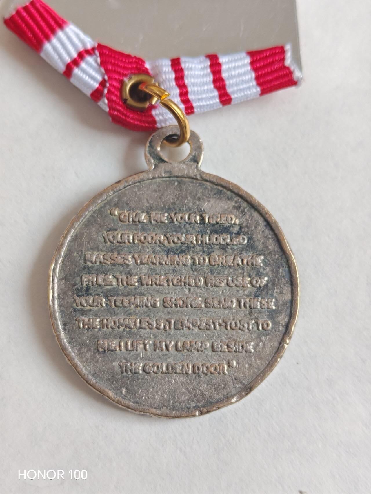 纪念章/纪念币 美国自由女神像《新巨像》主题旅游纪念章- 铭文内容：完整刻有美国诗人艾玛·拉扎勒斯（Emma Lazarus）的十四行诗《新巨像》（The New Colossus）的核心名句：