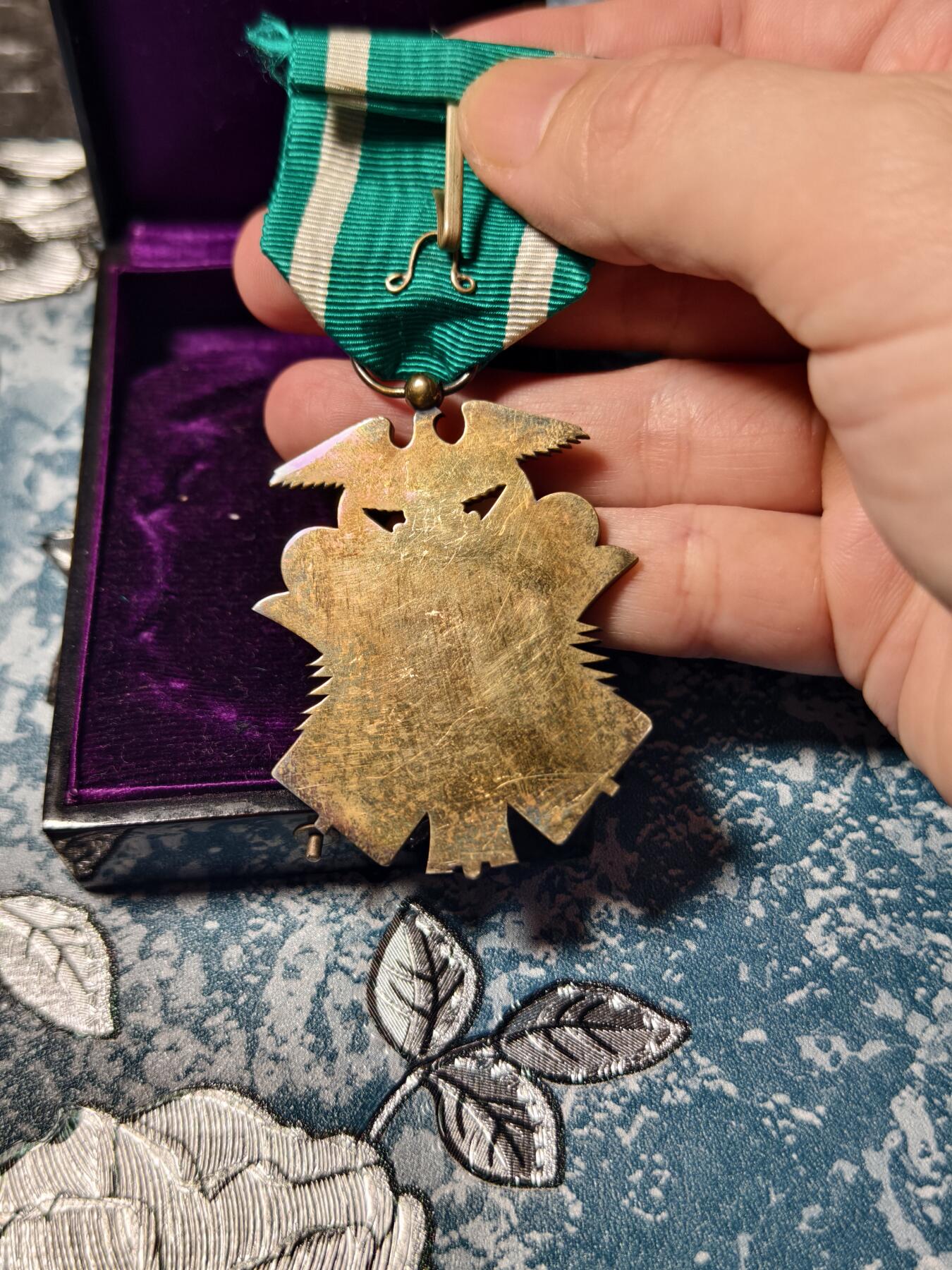 抚柳草堂-第二十二期章牌钱币  奖章勋章 满百包邮 放漏专场 六鸟 勋六级金鵄勋章 银质35.8g 原盒美品带杯绶 盒坏了 昭和早期