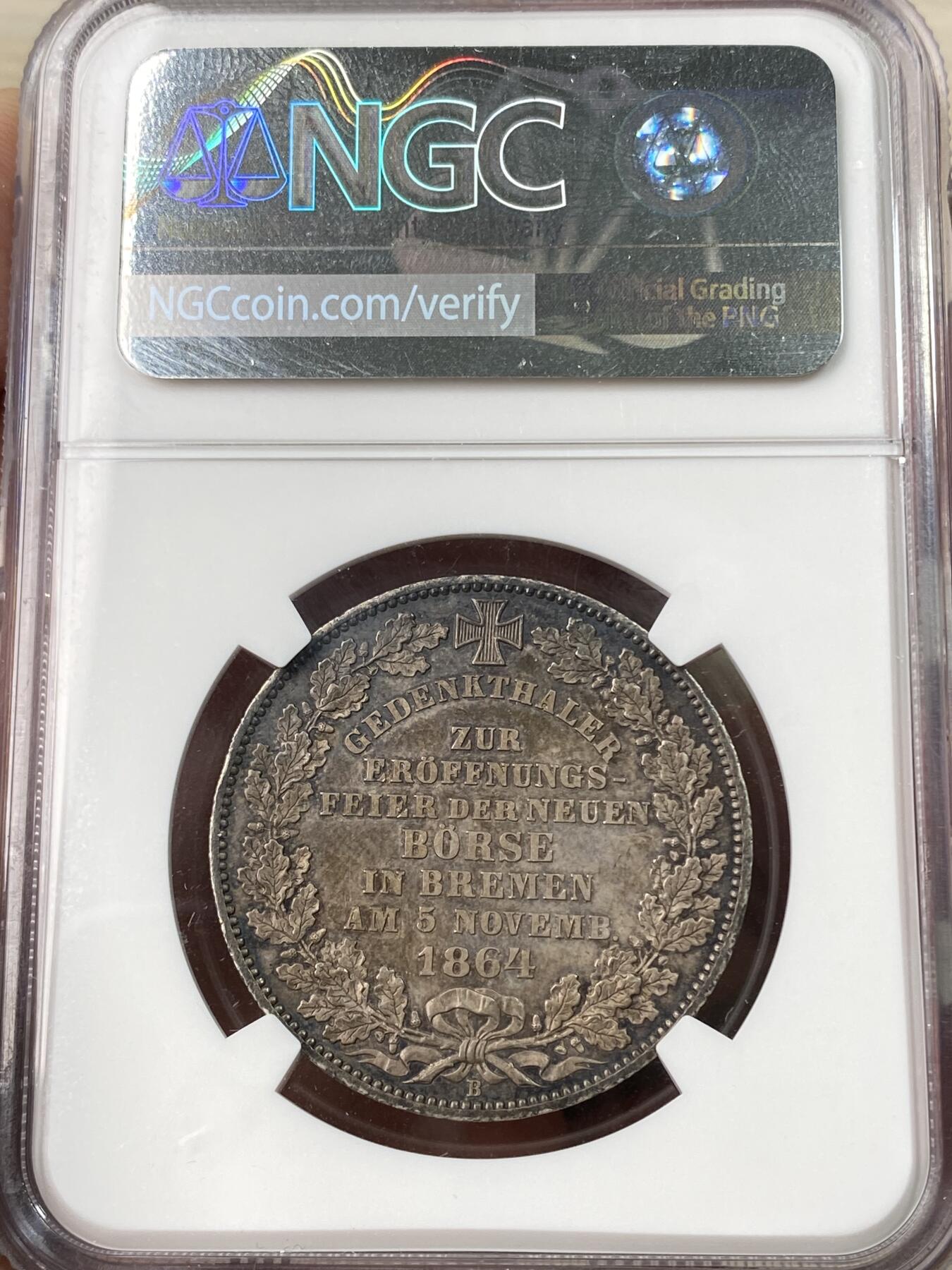 万国钱币拍卖第064期 NGC MS61 1864年德国不莱梅证券交易所1泰勒 发行量仅5000枚联合泰勒名誉品种 其建筑细节刻画丝丝入扣 均匀浓郁欧陆酱彩包浆非常养眼