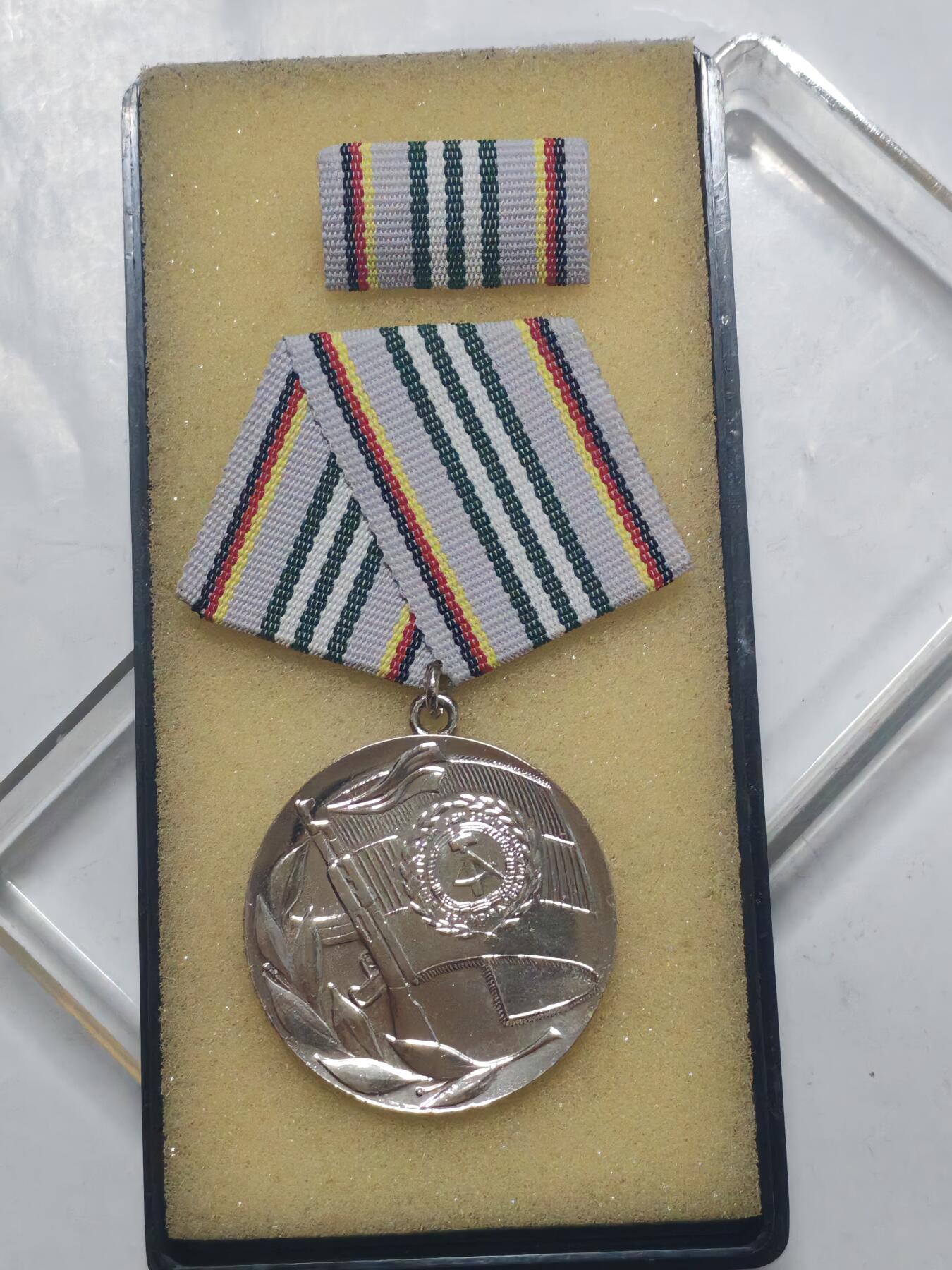 韵星假日军品类拍卖第51期  -- Rimey Holidays Militaria Auction 51 民主德国国家人民军人民军三十年荣誉奖章 于建军三十年颁发给国家人民军资深军官士官 完整带盒一套 类似于苏联建军20