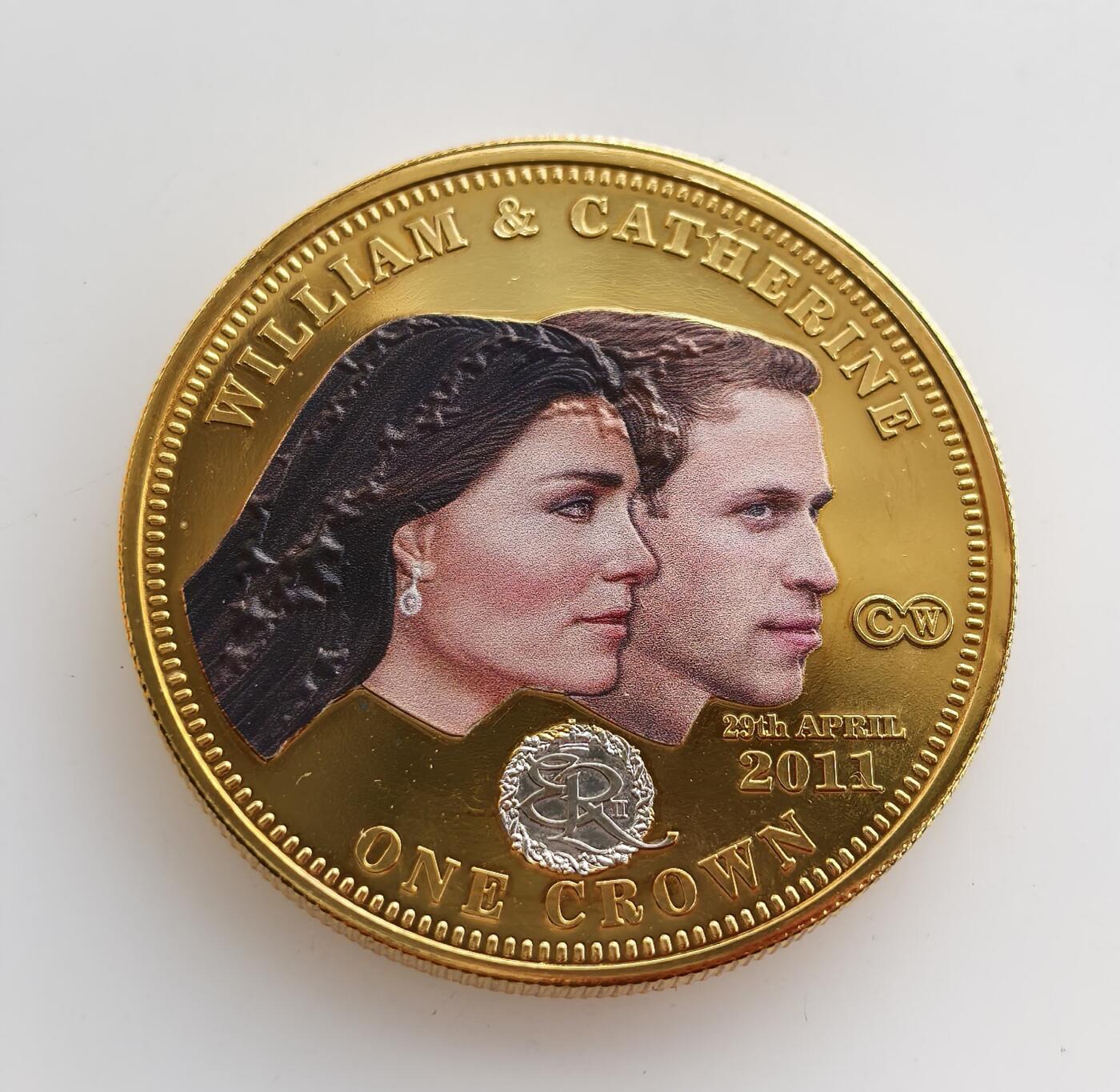 外国优质银币克朗币纪念章，每周六晚九点倒数截拍，满百包邮可寄存，持续收拍 镀金特里斯坦-达库尼亚群岛2011 年威廉王子与凯特・米德尔顿大婚 1 克朗纪念币。正面是伊丽莎白二世肖像，背面为新婚夫妇头像，定格英国王室世纪婚礼的历史时刻。