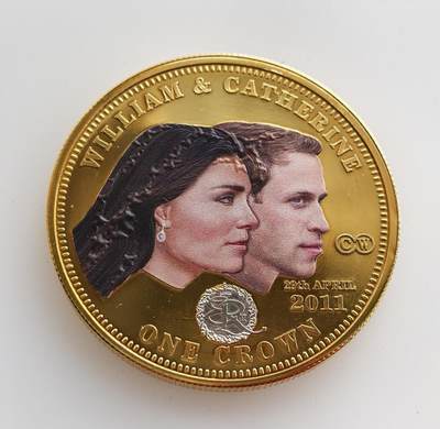 外国优质银币克朗币纪念章，每周六晚九点倒数截拍，满百包邮可寄存，持续收拍 - 镀金特里斯坦-达库尼亚群岛2011 年威廉王子与凯特・米德尔顿大婚 1 克朗纪念币。正面是伊丽莎白二世肖像，背面为新婚夫妇头像，定格英国王室世纪婚礼的历史时刻。
