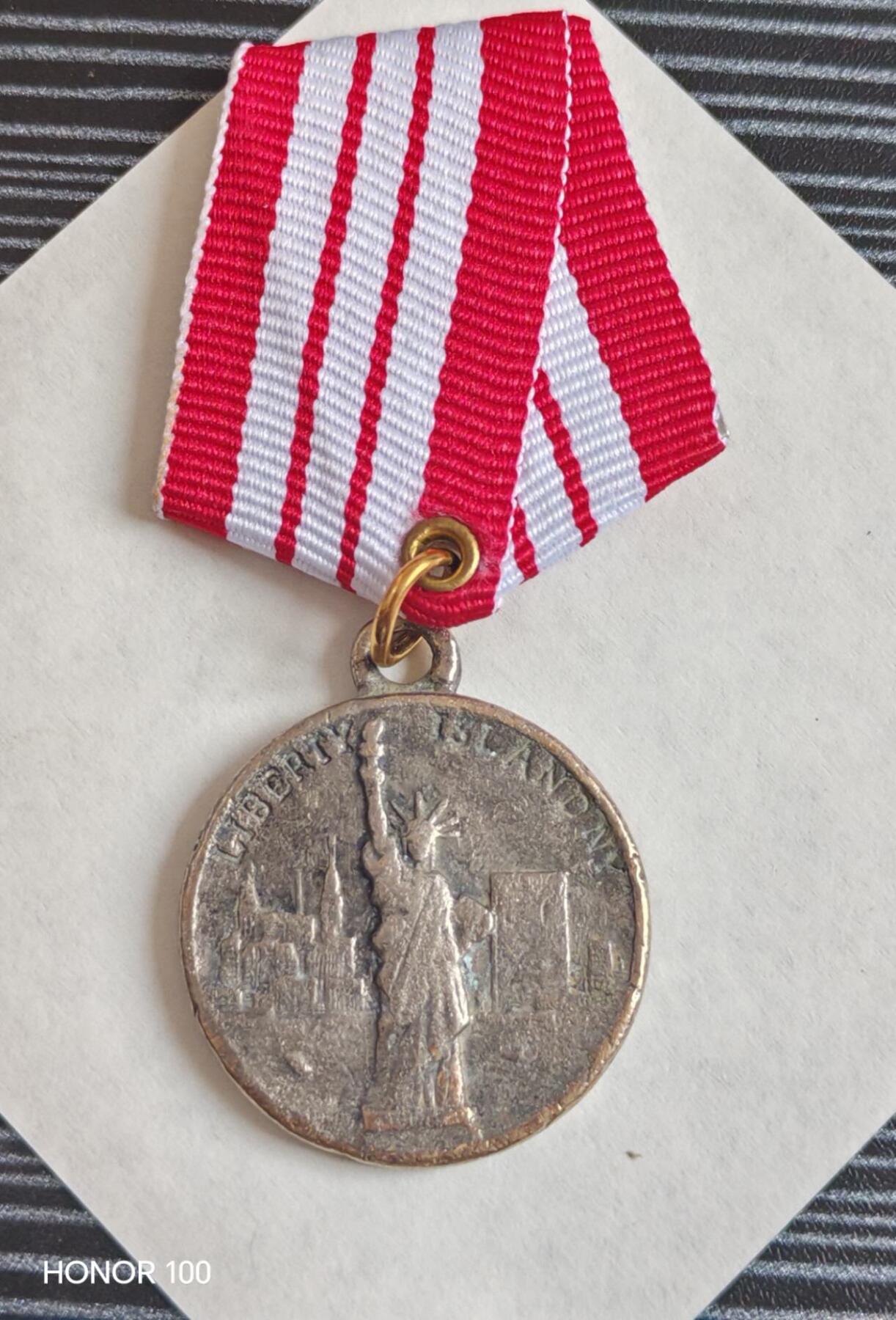 纪念章/纪念币 美国自由女神像《新巨像》主题旅游纪念章- 铭文内容：完整刻有美国诗人艾玛·拉扎勒斯（Emma Lazarus）的十四行诗《新巨像》（The New Colossus）的核心名句：