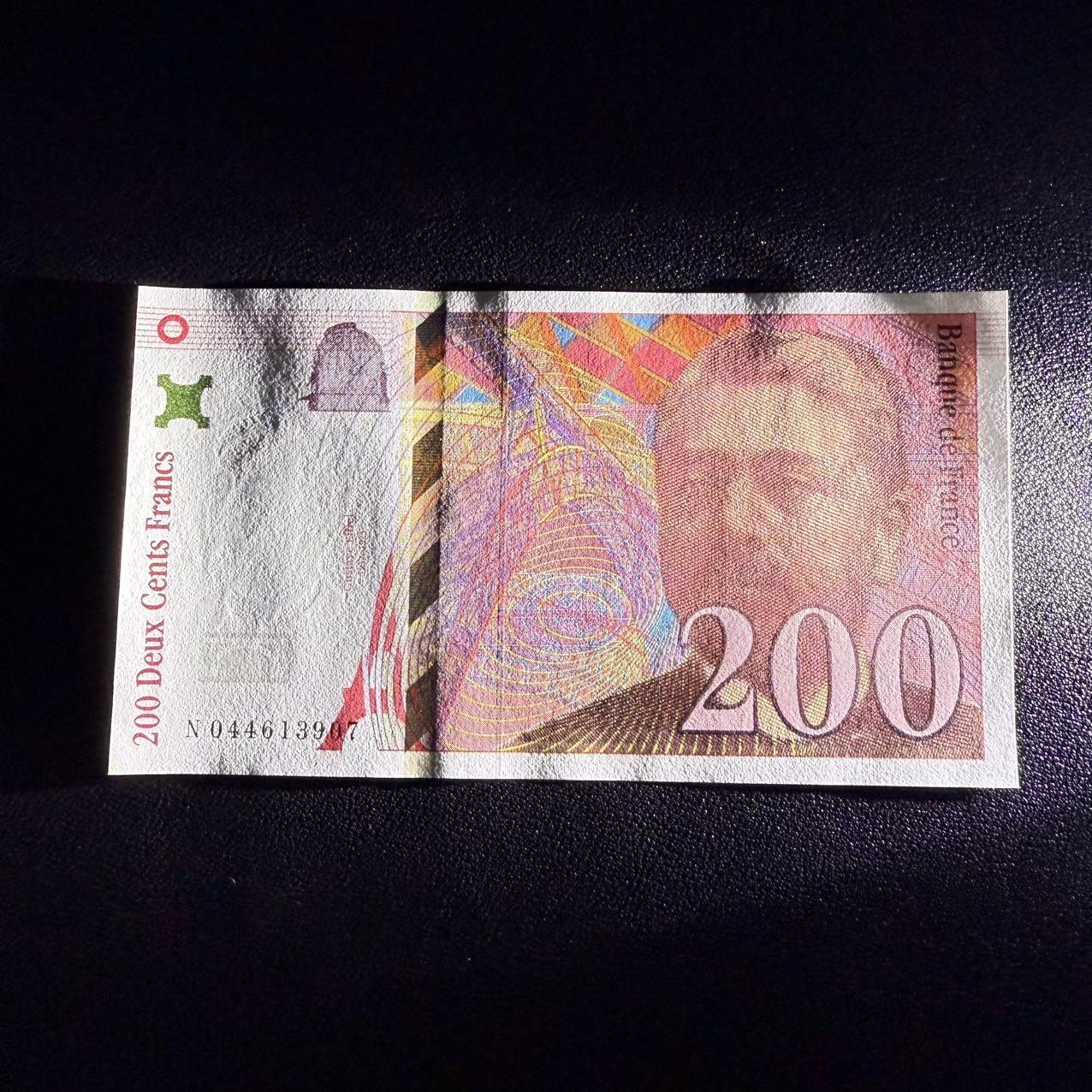 第17期  法国1997年200法郎 全新unc- 左下角有黄点