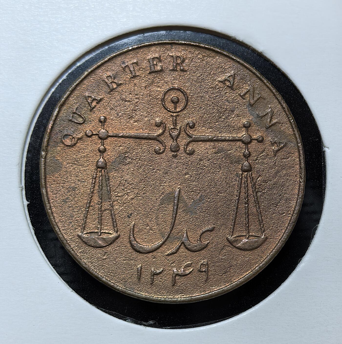 外国优质银币克朗币纪念章，每周六晚九点倒数截拍，满百包邮可寄存，持续收拍 英属印度孟买管辖区1833 年1/4 安娜铜币，由东印度公司铸造，融合英方盾徽与天平符号，是殖民早期印度西部的流通辅币，见证了英印货币体系的建立。