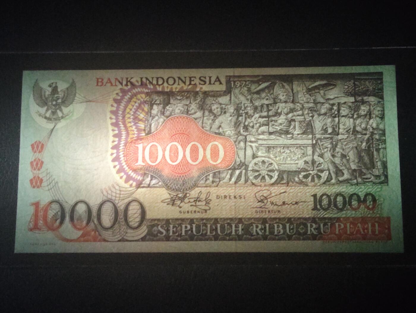 2026四月第一期，总222期 印度尼西亚1975版10000卢比UNC-有针孔，佛塔浮雕和传统工艺面具，此版本最大面值