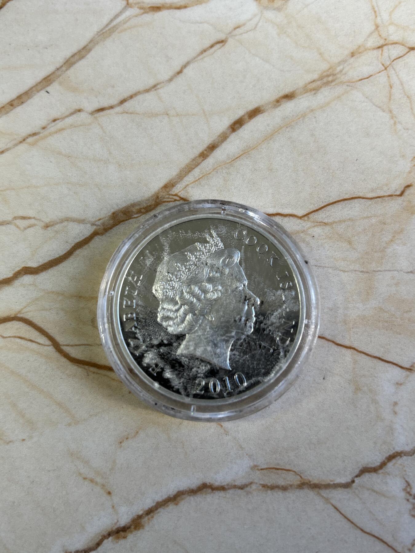 第196期拍卖 库克2010年世界奇观系列德国景观立体镀金1盎司纪念银币，999银镀金，边缘有氧化，发行3000枚，塑料盒有瑕疵