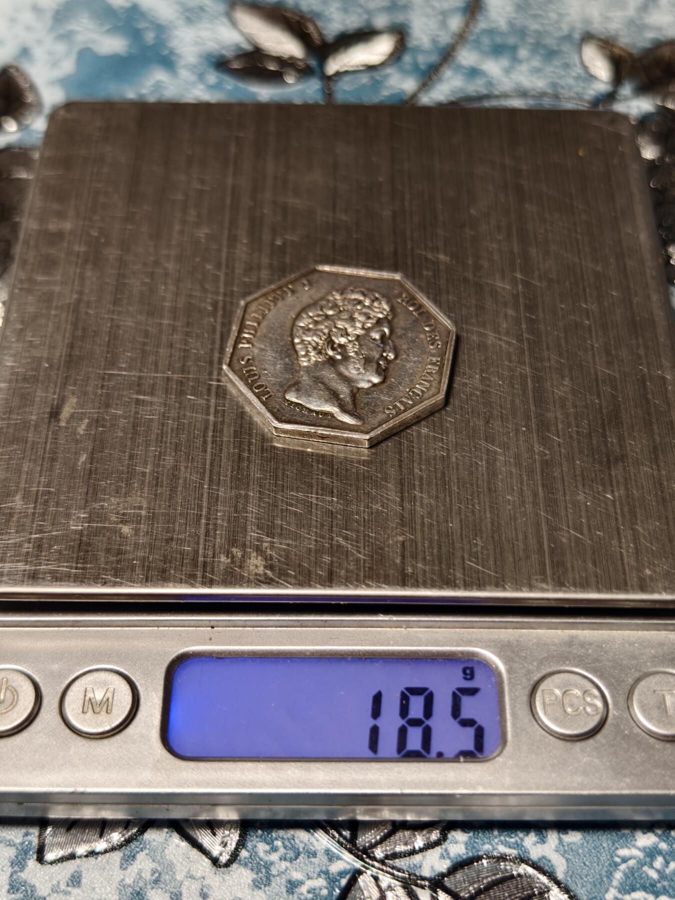 抚柳草堂-第二十二期章牌钱币  奖章勋章 满百包邮 放漏专场 法国路易·菲利普一世时期（1830-1848）巴黎公证人协会八角银质代用币 法国19世纪著名章牌雕刻师 MICHAUT（米肖） 设计雕刻  早期油灯边铭 直径32.5mm重18.5g  950银 品相很不错