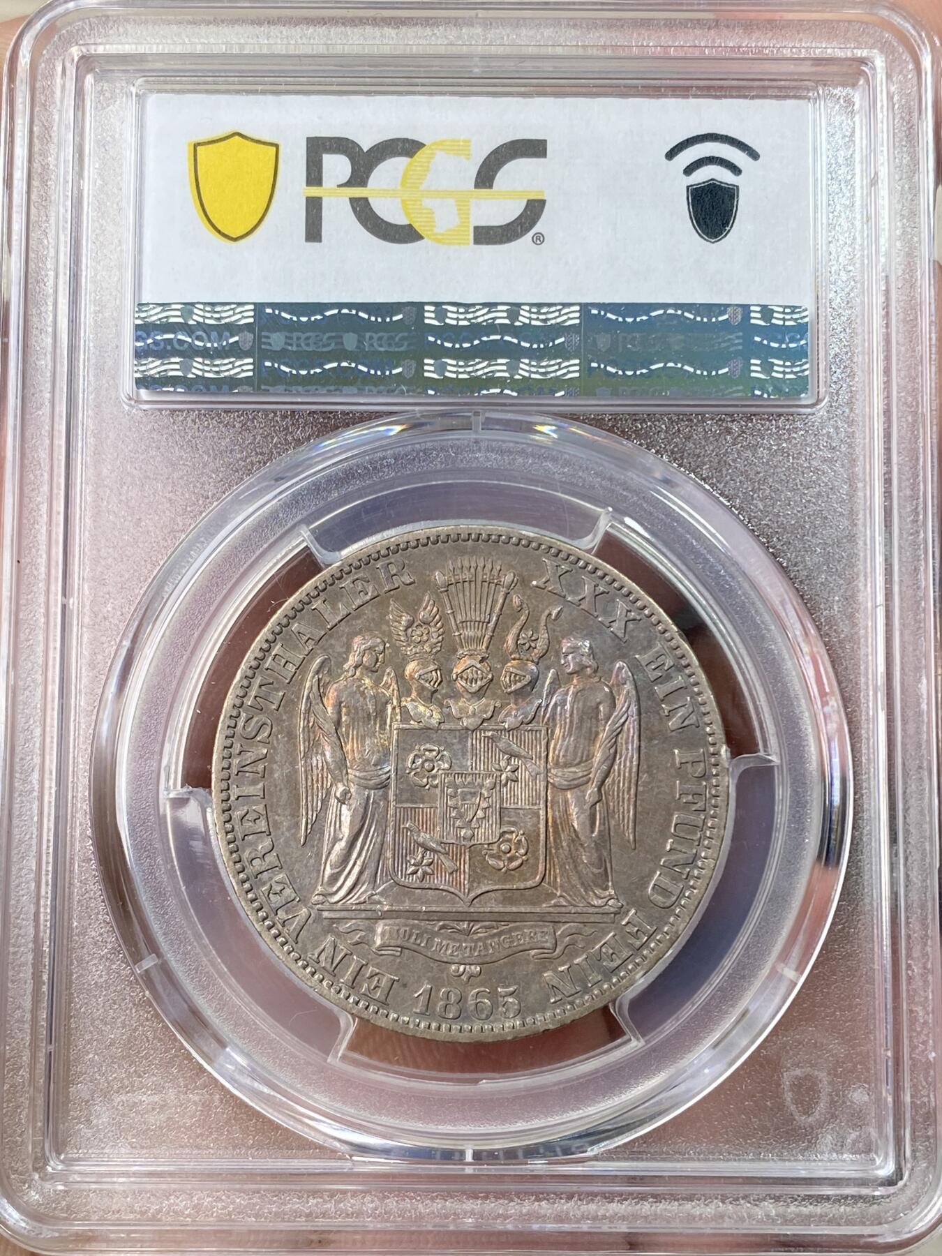 万国钱币拍卖第064期 PCGS MS62 1865年德国绍姆堡-利普天使护盾1泰勒 汉诺威厂铸造 仅单年发行7000枚的小邦品种 双天使护盾 原味浓郁孔雀蓝绿幻彩包浆 状态极赞