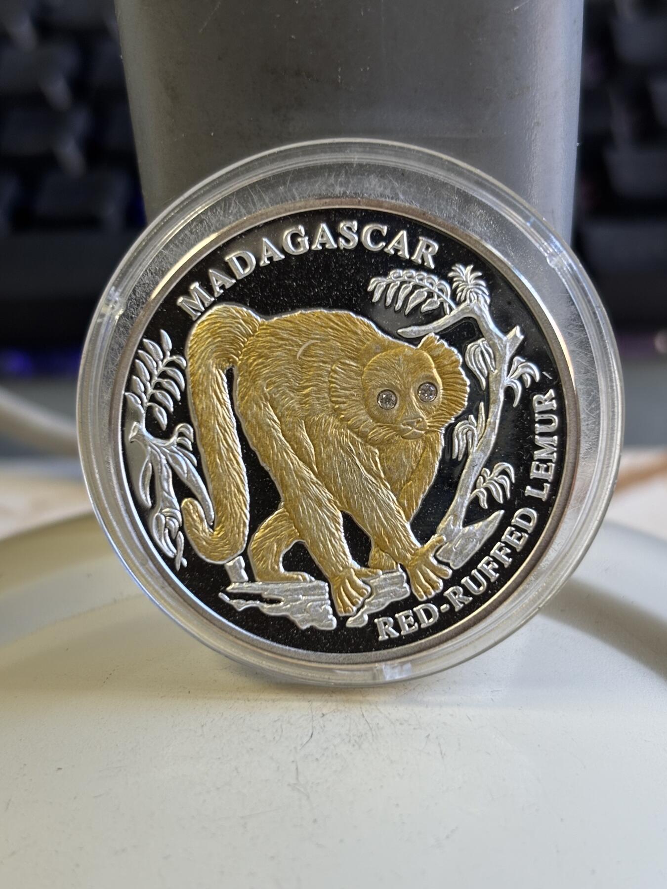 第196期拍卖 利比里亚2004年马达加斯加狐猴镶嵌钻石镀金银币，999银镀金，20克，塑料盒瑕疵