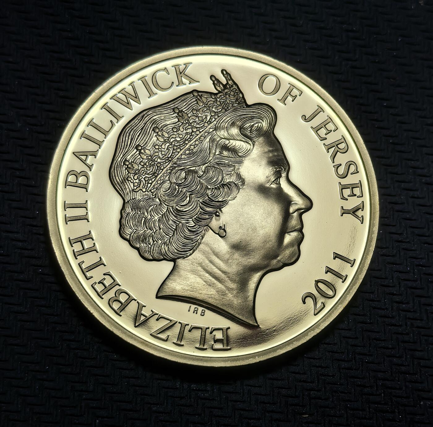 外国优质银币克朗币纪念章，每周六晚九点倒数截拍，满百包邮可寄存，持续收拍 镀金泽西岛2011年发行的 50 便士纪念币，为纪念伊丽莎白二世登基钻禧（1952-2012，即位 60 周年）发行，正面是女王晚年肖像，背面印其加冕经典照，致敬女王漫长君主生涯。