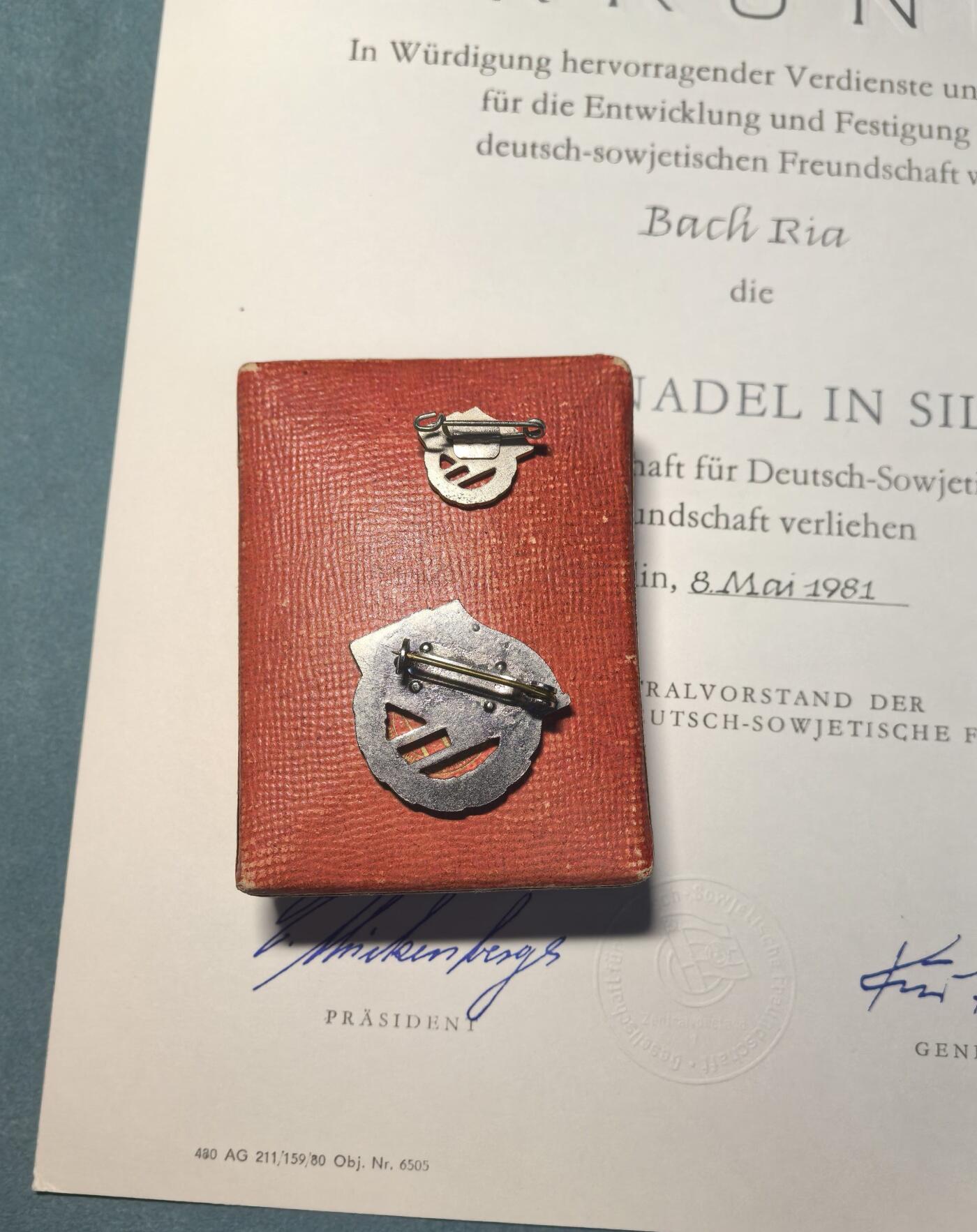 盛世勋华——号角文化勋章邮票专场拍卖第312期 东德银级德苏友好荣誉证章 原盒带迷你章 少见带1981年证书