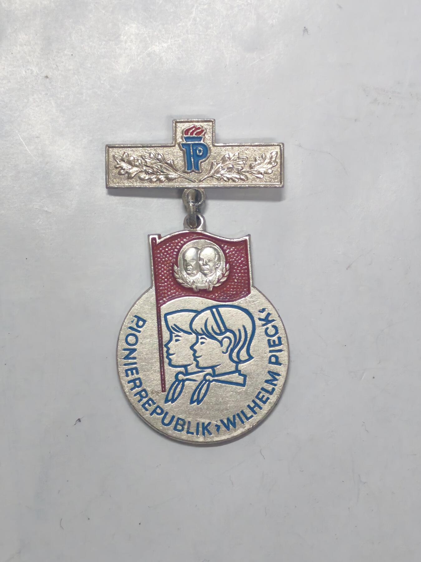 韵星假日军品类拍卖第51期  -- Rimey Holidays Militaria Auction 51 民主德国台尔曼青年团儿童先锋队员证章