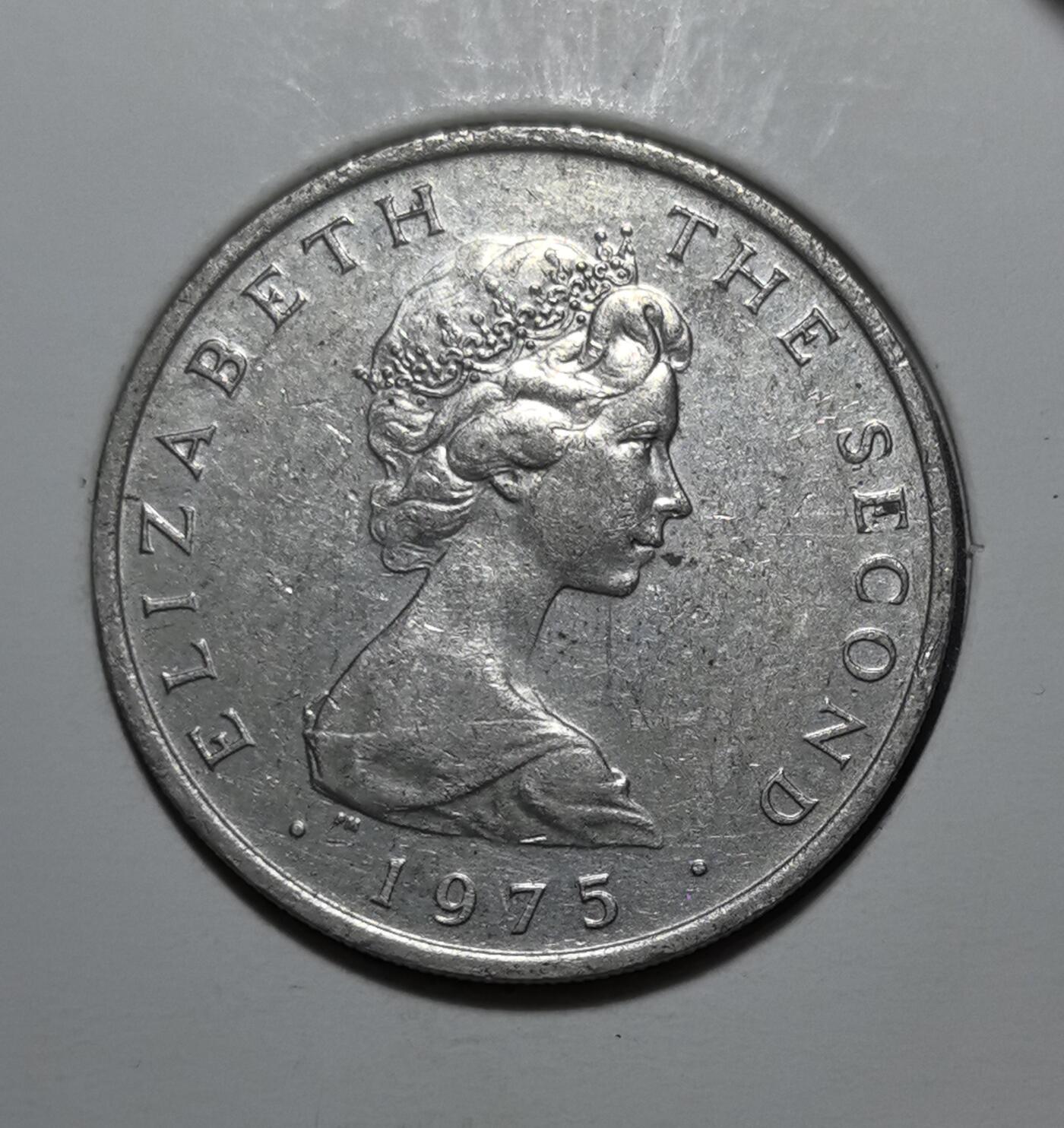 外国优质银币克朗币纪念章，每周六晚九点倒数截拍，满百包邮可寄存，持续收拍 马恩岛英皇家属地1975 年10 新便士，背面为马恩岛标志性 “三曲腿” 纹章，正面是伊丽莎白二世像，是马恩岛英联邦自治地位与本土文化的历史见证。