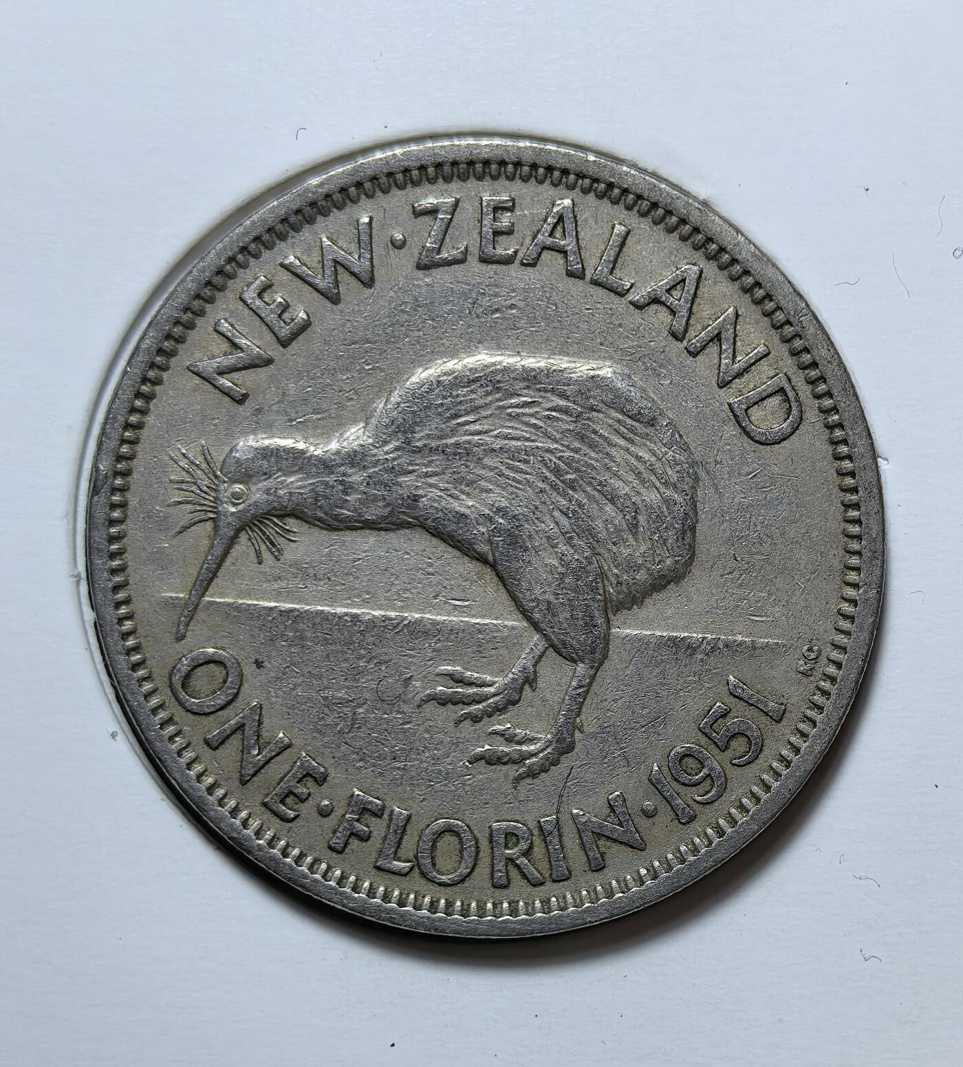 外国优质银币克朗币纪念章，每周六晚九点倒数截拍，满百包邮可寄存，持续收拍 新西兰1951年1弗罗林，正面为英王乔治六世像，背面是新西兰国鸟几维鸟，是英联邦殖民时期新西兰的流通币，见证了其殖民历史与本土文化符号。
