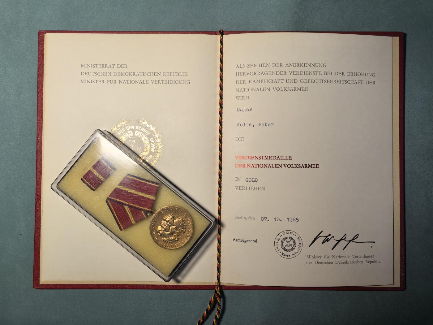 盛世勋华——号角文化勋章邮票专场拍卖第312期 东德金级人民军功勋奖章 带原盒 带略 带1985年实发证书