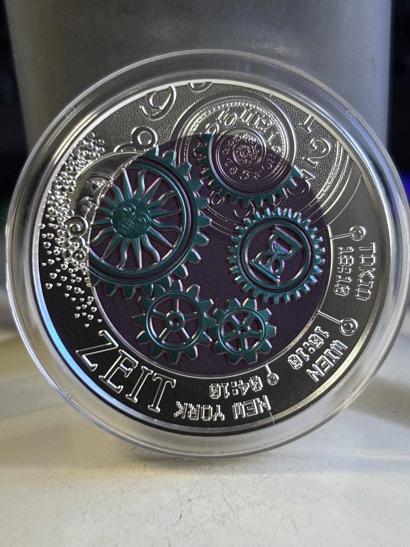 第196期拍卖 获奖奥地利2016年银铌镶嵌时间三彩色纪念银铌币，金属:900银/铌998，重量:15.5克（9克银，6.5克铌），直径:34毫米，发行：65000枚，获2018年度克劳斯世界硬币大奖赛最佳双金属币