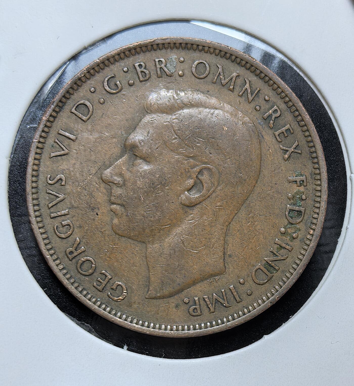 外国优质银币克朗币纪念章，每周六晚九点倒数截拍，满百包邮可寄存，持续收拍 英国乔治六世1945年1 便士铜币，正面为英王乔治六世像，背面是不列颠女神坐像，是二战胜利当年英国的核心流通辅币，见证了二战末期的帝国历史。