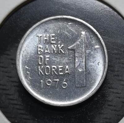外国优质银币克朗币纪念章，每周六晚九点倒数截拍，满百包邮可寄存，持续收拍 - 带光韩国 1976 年 1 韩元流通币，正面为韩国国花木槿花，背面标注韩国银行，是韩国战后经济腾飞期的法定辅币，见证了韩国现代货币体系的发展。
