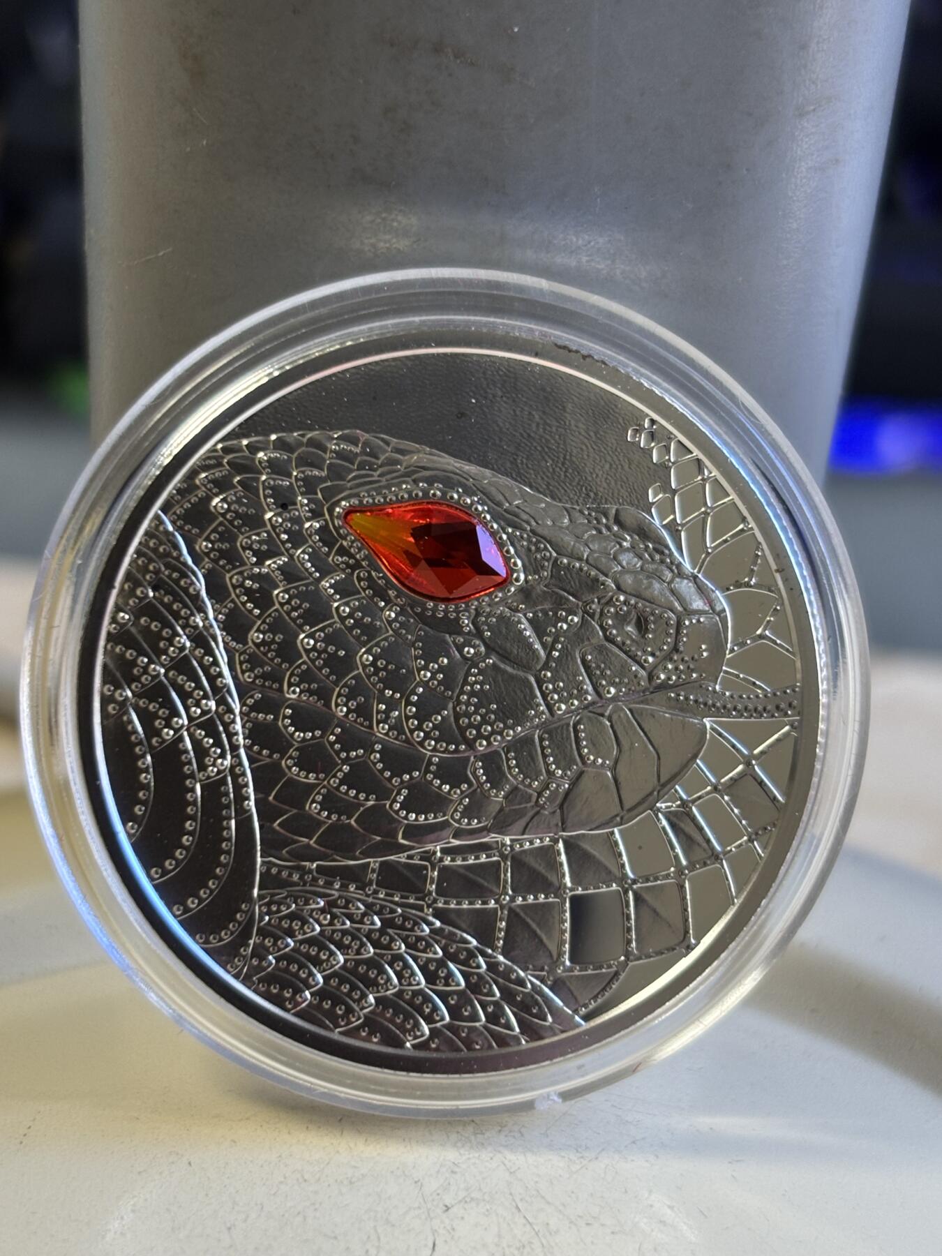 第196期拍卖 奥地利2021年世界之眼1澳洲土著造物主彩虹蛇银币，925银，22.42克，发行30000枚，有黑点