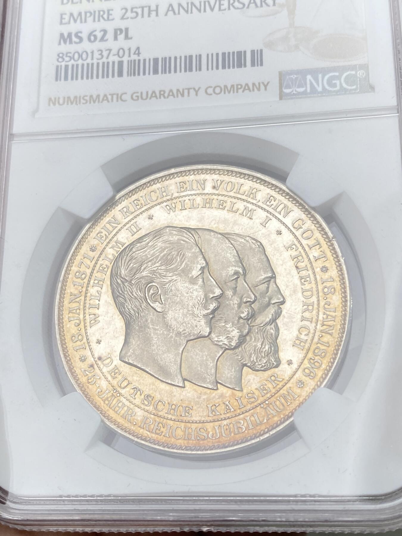 万国钱币拍卖第064期 NGC MS62PL 1896年德国德意志第二帝国成立25周年暨前首相俾斯麦81大寿银章 罕见PROOF LIKE 三皇头像与俾斯麦头像同在 俾斯麦作为帝国缔造者侍三皇 平三国 历三战终建立德意志帝国 绝美镜面金彩环绕收藏级品质