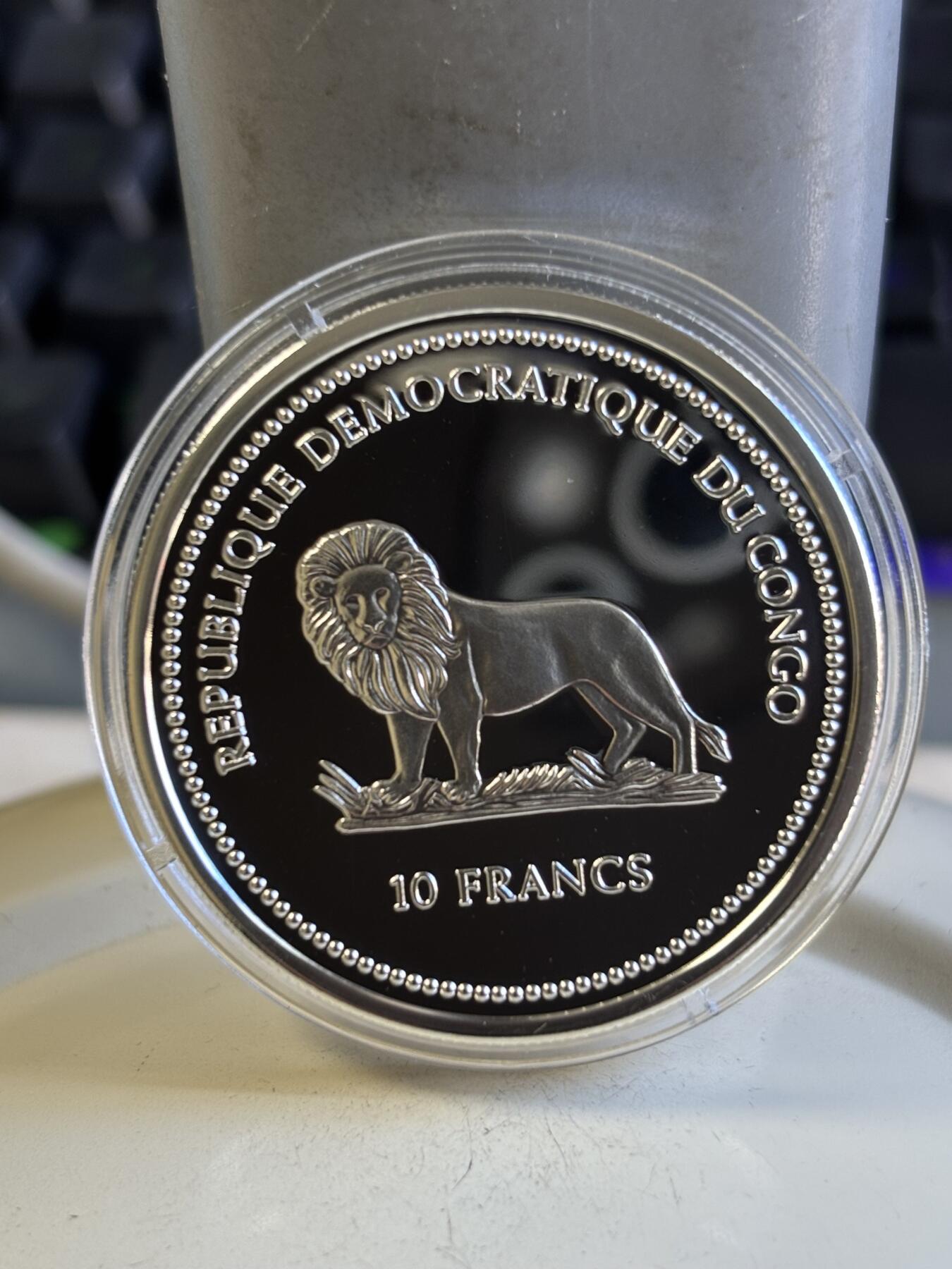 第196期拍卖 刚果2003年维多利亚彩虹大瀑布全息幻彩纪念银币全球首枚幻彩银币，塑料盒有裂痕，925银，25克，发行2500枚