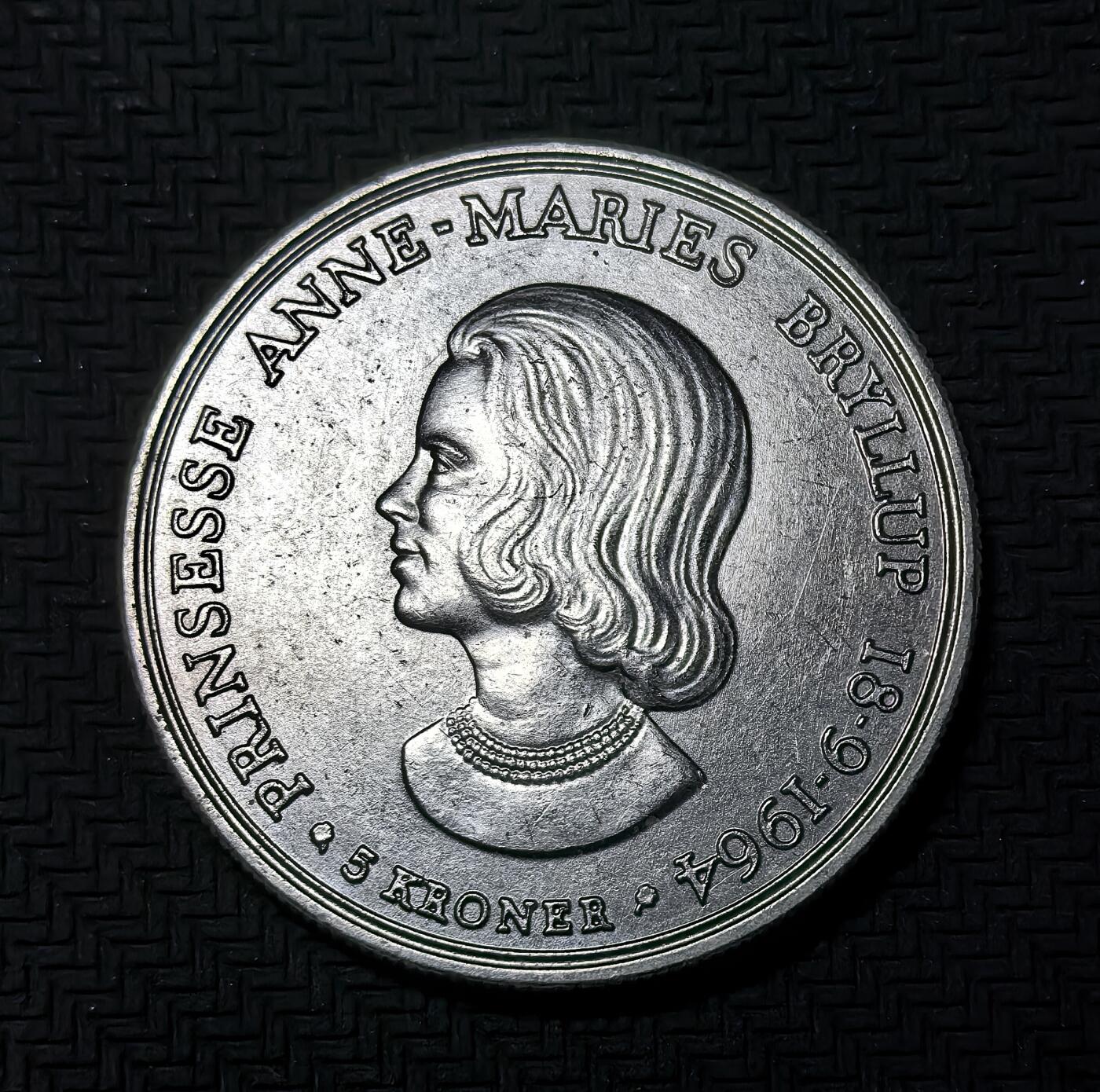 外国优质银币克朗币纪念章，每周六晚九点倒数截拍，满百包邮可寄存，持续收拍 丹麦1964年玛丽公主大婚5克朗纪念银币，正面为国王弗雷德里克九世，背面为公主形象，见证丹麦王室重要时刻与北欧货币文化。