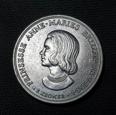 外国优质银币克朗币纪念章，每周六晚九点倒数截拍，满百包邮可寄存，持续收拍 - 丹麦1964年玛丽公主大婚5克朗纪念银币，正面为国王弗雷德里克九世，背面为公主形象，见证丹麦王室重要时刻与北欧货币文化。