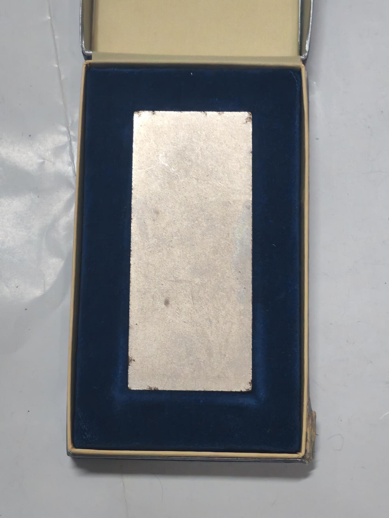 韵星假日军品类拍卖第51期  -- Rimey Holidays Militaria Auction 51 民主德国与法西斯抗争纪念奖章 尺寸很大 高浮雕设计 好品带原盒