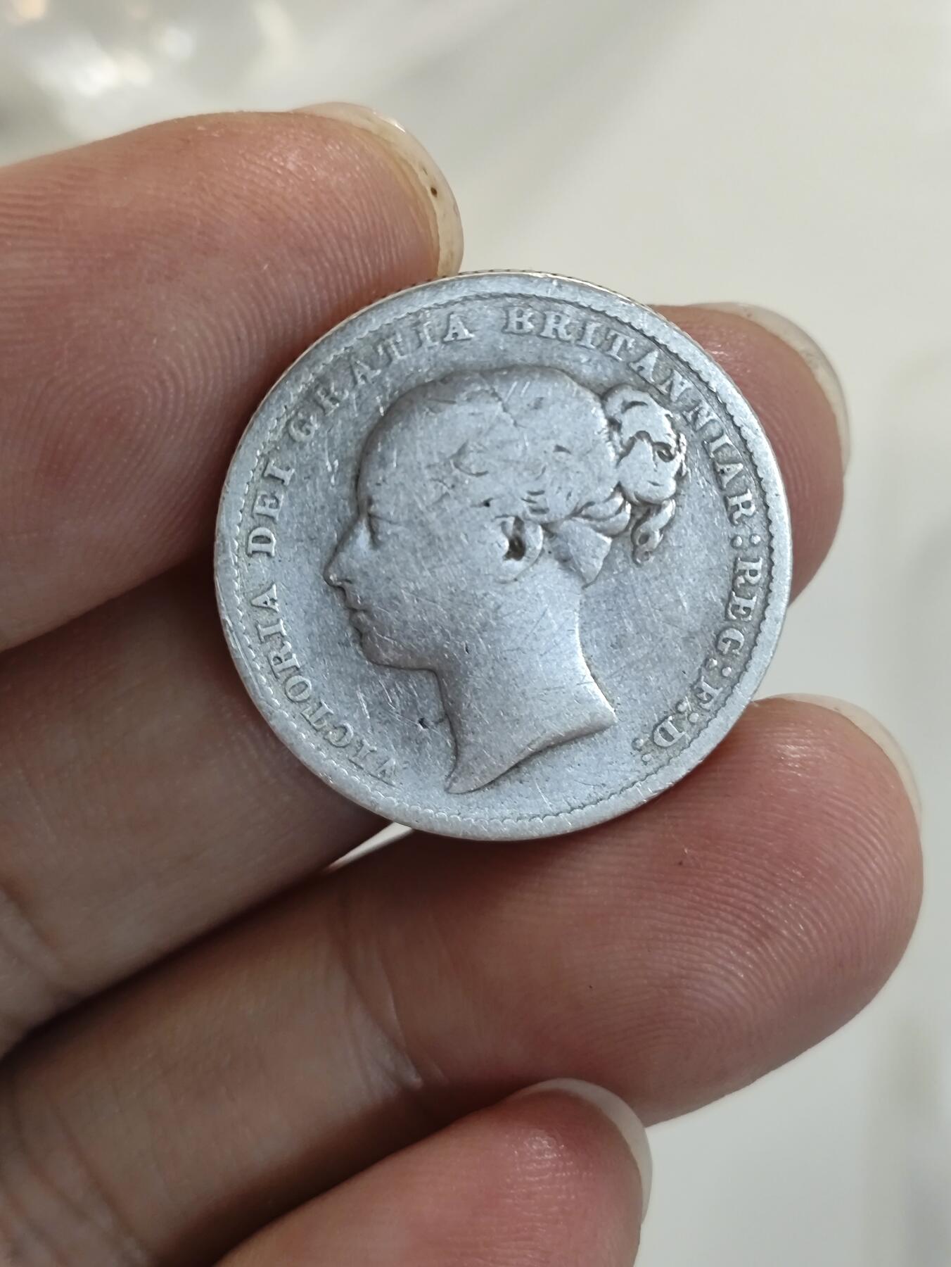 英国1先令银币，1885英国维多利亚年轻头像银币