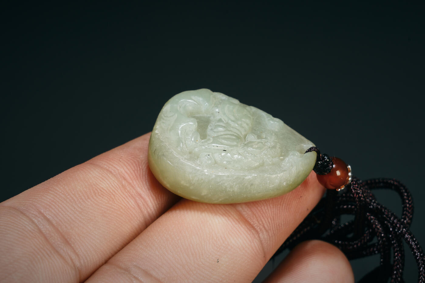 上海都达杂项专场七十二【全场包邮】 天然和田玉精雕《虎啸南山》挂件 80-90