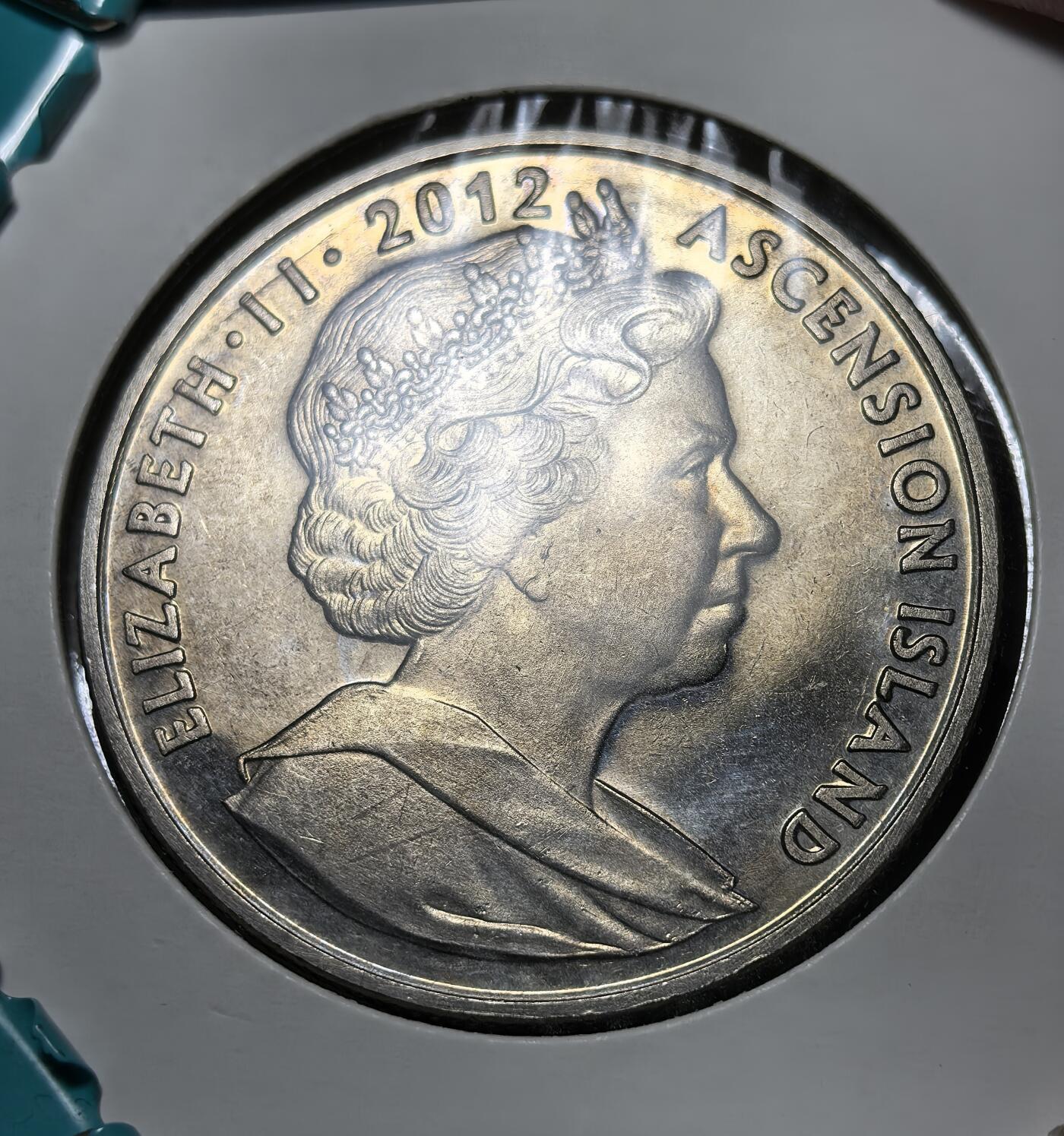 外国优质银币克朗币纪念章，每周六晚九点倒数截拍，满百包邮可寄存，持续收拍 阿森松岛2012年伊丽莎白二世登基钻禧 1 克朗纪念币，正面为女王肖像，背面以王冠与双头像铭刻 1952-2012，纪念女王在位 60 周年，见证英联邦海外领地的王室纪念传统。