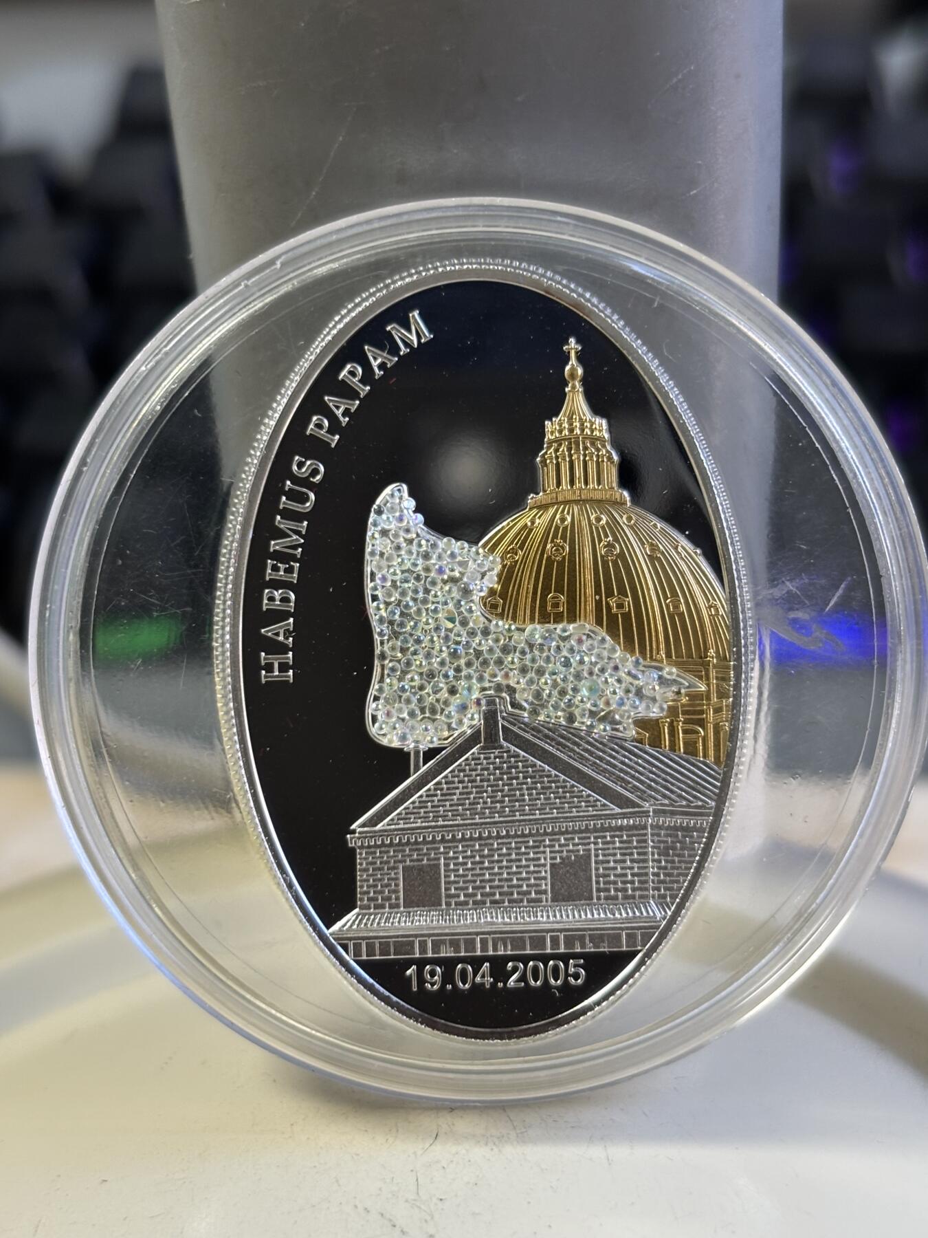 第196期拍卖 利比里亚2005新教皇本笃十六世加冕镀金镶水晶币，925银，25克