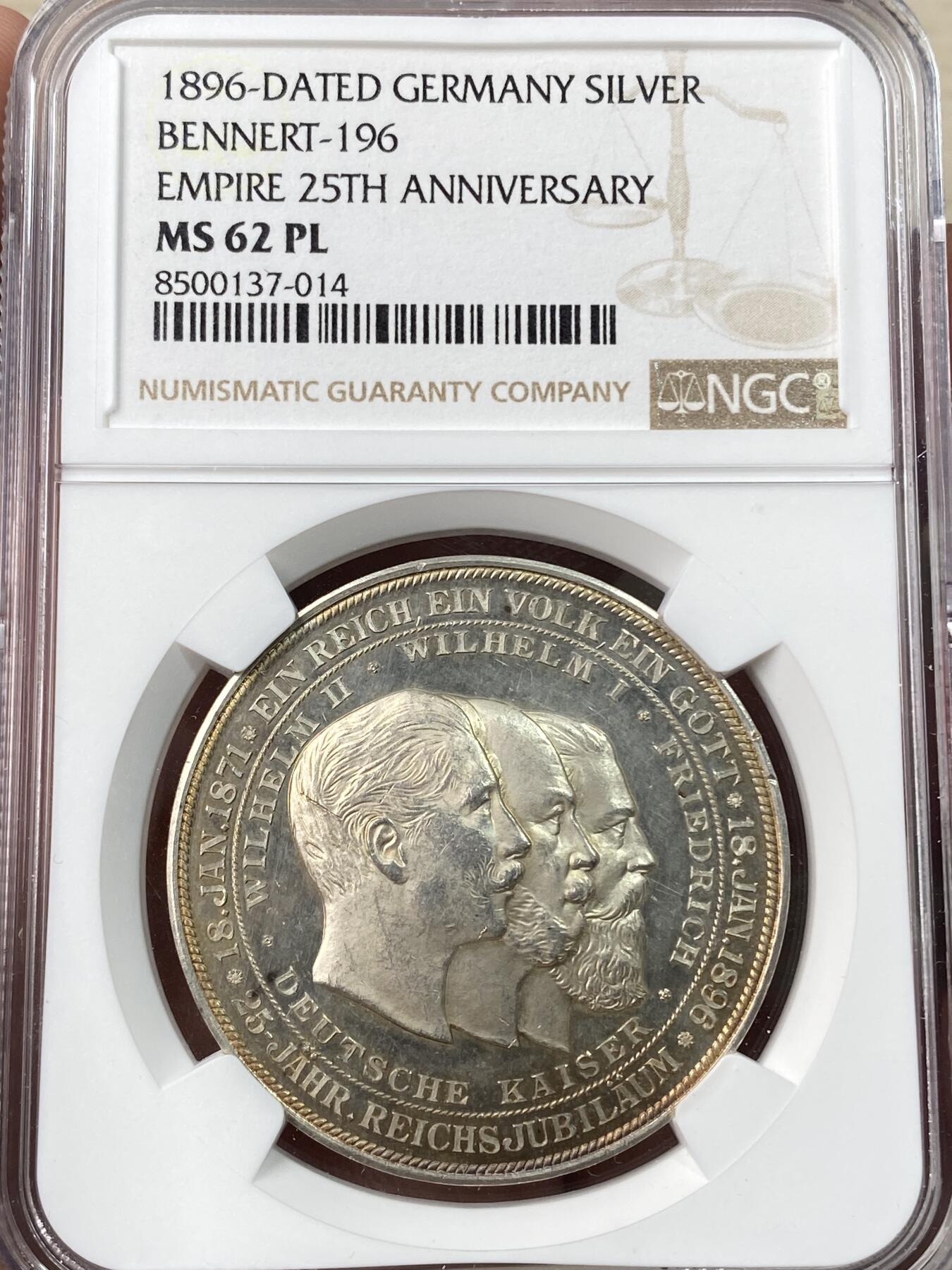 万国钱币拍卖第064期 NGC MS62PL 1896年德国德意志第二帝国成立25周年暨前首相俾斯麦81大寿银章 罕见PROOF LIKE 三皇头像与俾斯麦头像同在 俾斯麦作为帝国缔造者侍三皇 平三国 历三战终建立德意志帝国 绝美镜面金彩环绕收藏级品质