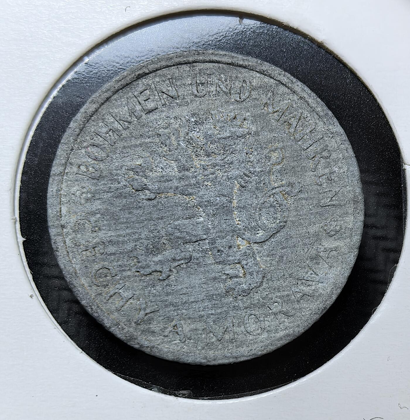 外国优质银币克朗币纪念章，每周六晚九点倒数截拍，满百包邮可寄存，持续收拍 德占波西米亚摩拉维亚保护国1944 年1 克朗锌币。发行于纳粹德国占领时期是德占期间为稳定当地经济而发行的货币，象征着当时捷克作为德国保护国的政治地位。