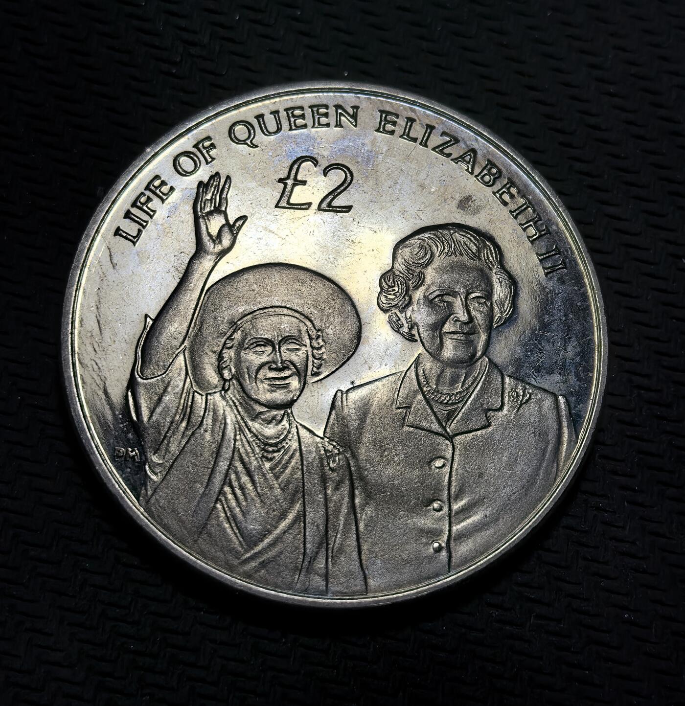 外国优质银币克朗币纪念章，每周六晚九点倒数截拍，满百包邮可寄存，持续收拍 英属印度洋领地2012年2镑纪念币，为纪念伊丽莎白二世登基钻禧发行，正面是女王不同时期双肖像，背面定格其经典公众形象，致敬女王漫长君主生涯。