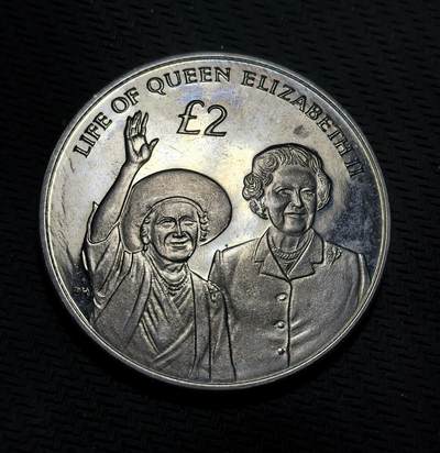 外国优质银币克朗币纪念章，每周六晚九点倒数截拍，满百包邮可寄存，持续收拍 - 英属印度洋领地2012年2镑纪念币，为纪念伊丽莎白二世登基钻禧发行，正面是女王不同时期双肖像，背面定格其经典公众形象，致敬女王漫长君主生涯。