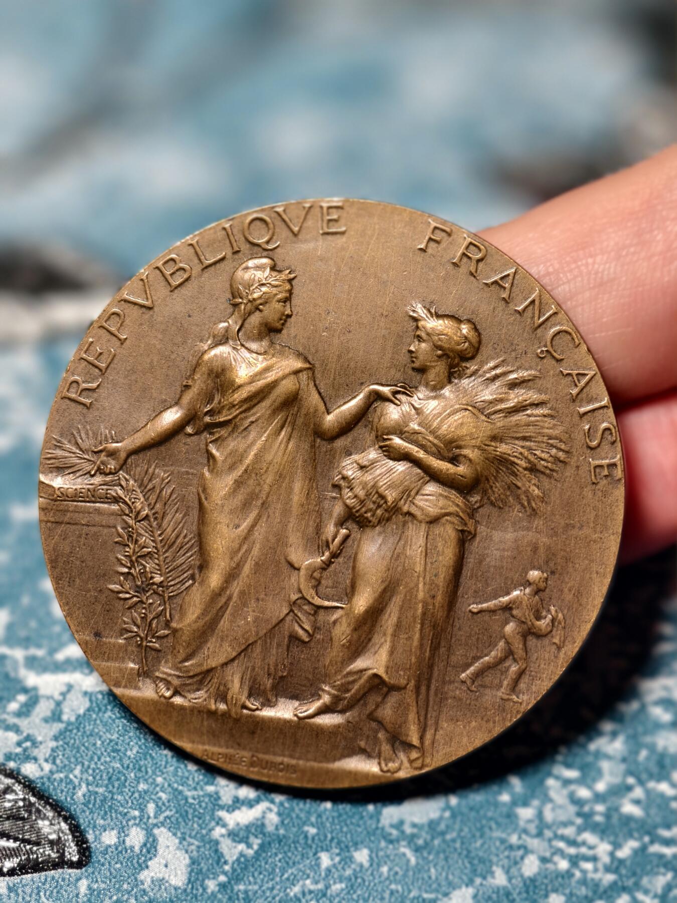 抚柳草堂-第二十二期章牌钱币  奖章勋章 满百包邮 放漏专场 1903法国农业部地区农业竞赛大铜章  章牌大师阿尔菲·杜布瓦作品     直径50mm  重量59.5g  实发版