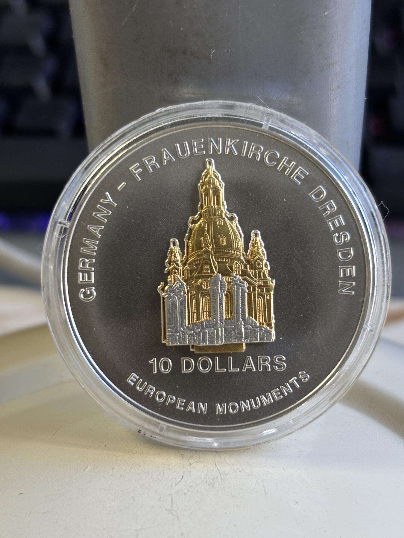 第196期拍卖 瑙鲁2004年建筑奇观德累斯顿圣母大教堂立体银币带证书，999银镀金，1盎司/2.17克，发行7500枚