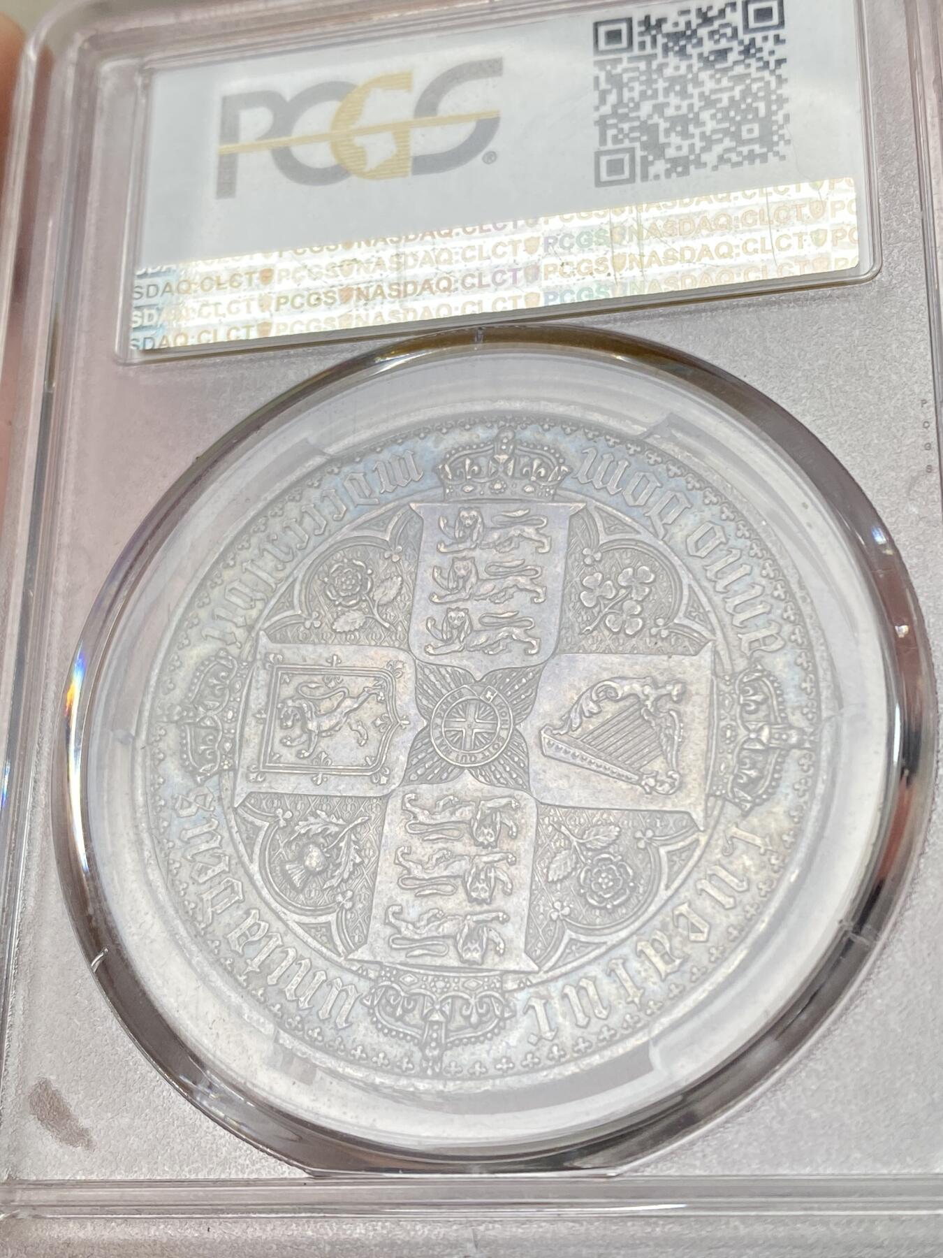 万国钱币拍卖第064期 PCGS PR62 1847年英国维多利亚女皇哥特体克朗 世界机制币大名誉品 英系钱币工艺巅峰之作 任何世界币玩家都耳熟能详的品种 全球热度居高不下 价格也是一路上涨 浓郁厚重的英式天鹅绒包浆极致美丽 打制深峻狮脸清晰 此次贴脸入手机会不容错过