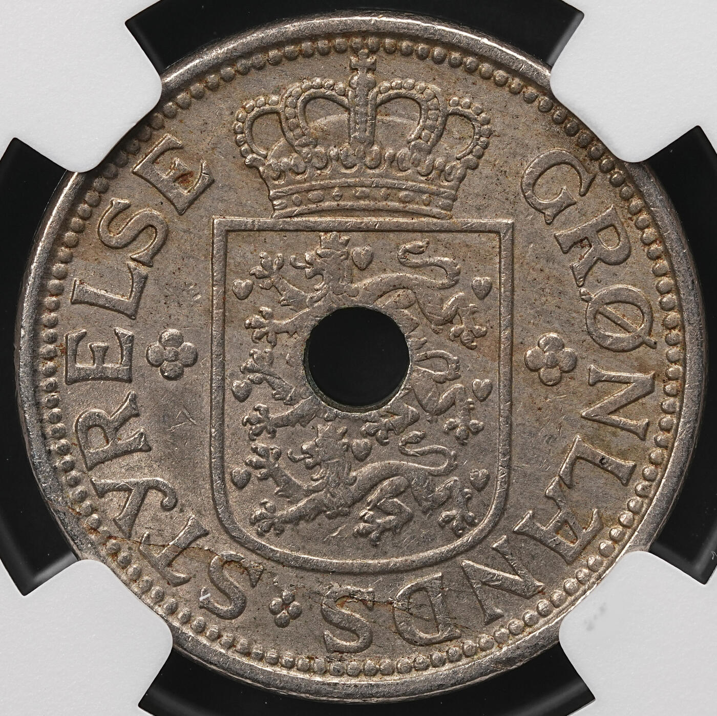 修遠堂世界钱币第110期 NGC AU58 1926年格陵兰中孔25欧尔 ， 1940/41年在纽约打孔，以避免与同尺寸1克朗硬币混淆，仅打孔6万枚