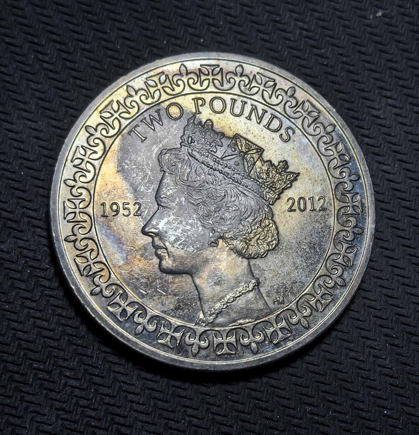 外国优质银币克朗币纪念章，每周六晚九点倒数截拍，满百包邮可寄存，持续收拍 英属印度洋领地2012年2镑纪念币，为纪念伊丽莎白二世登基钻禧（1952-2012，即位 60 周年）发行，正面是女王标准肖像，背面以双肖像定格女王君主生涯，致敬其漫长统治。