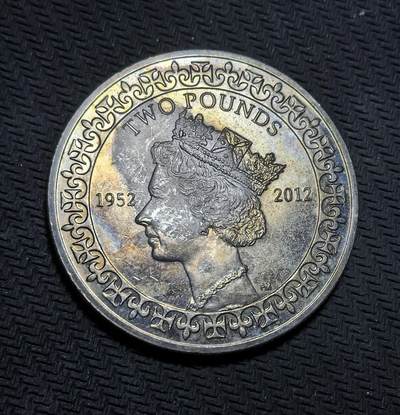 外国优质银币克朗币纪念章，每周六晚九点倒数截拍，满百包邮可寄存，持续收拍 - 英属印度洋领地2012年2镑纪念币，为纪念伊丽莎白二世登基钻禧（1952-2012，即位 60 周年）发行，正面是女王标准肖像，背面以双肖像定格女王君主生涯，致敬其漫长统治。