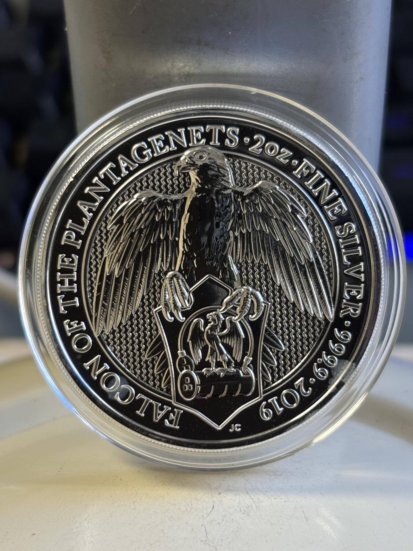 第196期拍卖 英国2019年女王神兽系列金雀花王朝猎鹰2盎司纪念银币，9999银，有白斑