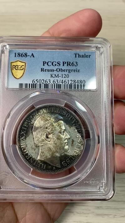 万国钱币拍卖第064期 PCGS PR63 1868年德国罗伊斯-上格莱茨精制纹章1泰勒 小邦中也是名列前茅的高难品种 仅单年发行7100枚 普制好品已是难得一见 精制更是凤毛麟角 精制镜面地板在靛蓝环五彩的加持下给人以强烈的视觉冲击 错过难再寻的顶级收藏品质