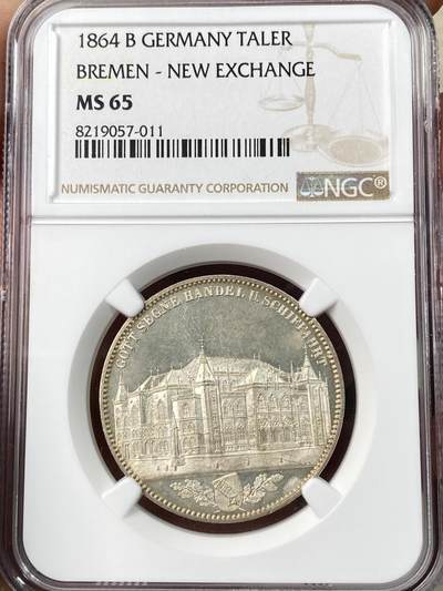 万国钱币拍卖第064期 - NGC MS65 1864年不来梅证券交易所泰勒 名誉品种，来自汉诺威厂的顶级工艺，双面香槟金彩裹身霜感极强高点堪称完美，仅单年发行5000枚，BU品质极其罕见。不来梅自由市为纪念该新交易所于1864年11月5日开业而发行，正面为交易所景观，下方为饰以橡树枝叶的不来梅市徽，上方刊德文“上帝保佑贸易与航运”这座美丽的新哥特风格建筑在1943年毁于战火，庆幸的是还能在此币上欣赏她的美丽。