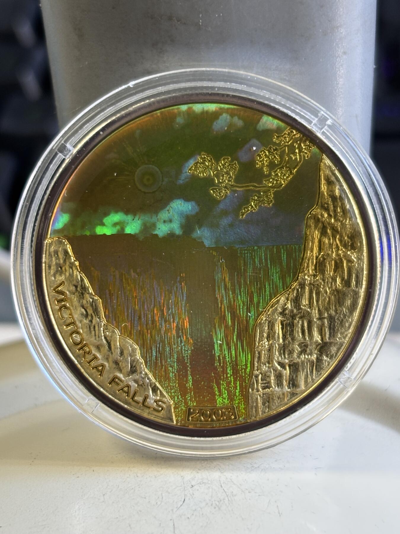 第196期拍卖 刚果2003年维多利亚彩虹大瀑布全息幻彩纪念银币全球首枚幻彩银币，塑料盒有裂痕，925银，25克，发行2500枚