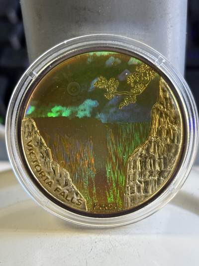 第196期拍卖 - 刚果2003年维多利亚彩虹大瀑布全息幻彩纪念银币全球首枚幻彩银币，塑料盒有裂痕，925银，25克，发行2500枚